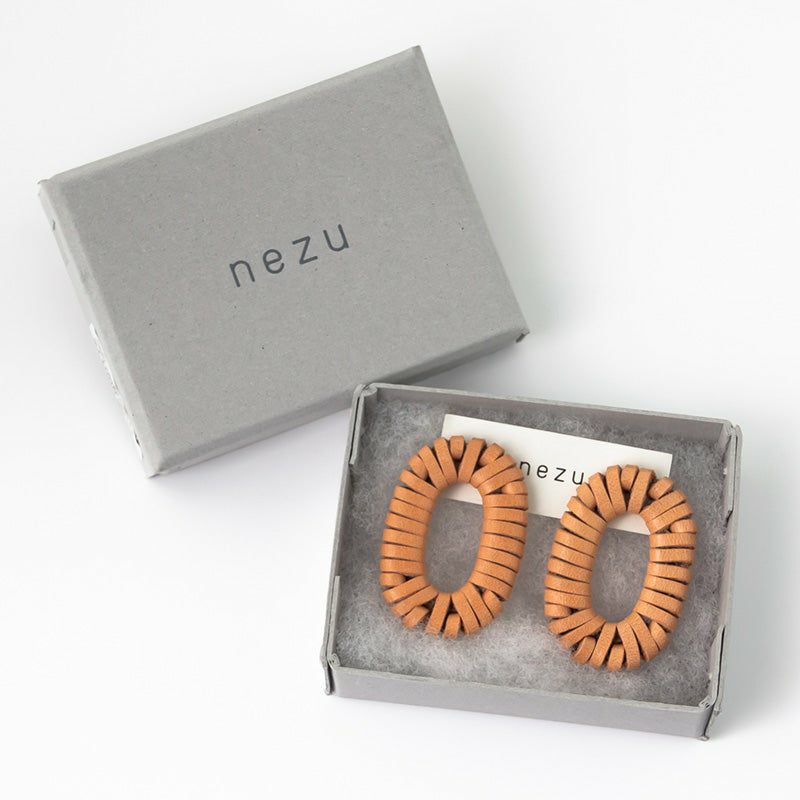 nezu ネズ レザーウィーブ オーバル ピアス 06LEY01